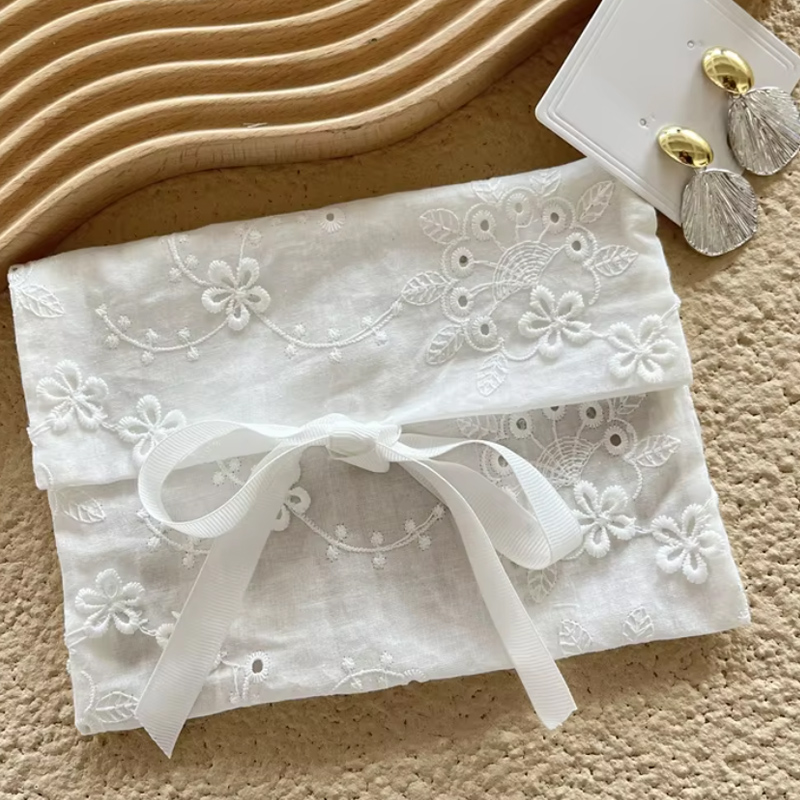 Pochette cadeau en dentelle de - Luxury Bags Storage avis et prix