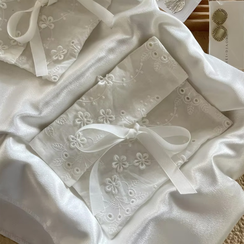 Pochette cadeau en dentelle de - Luxury Bags Storage avis et prix