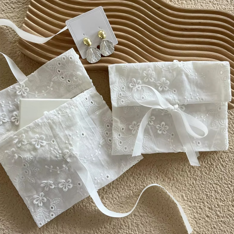 Pochette cadeau en dentelle de - Luxury Bags Storage avis et prix