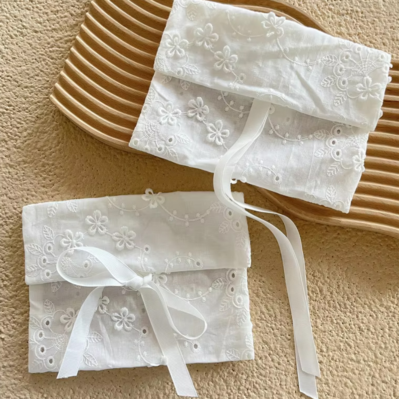 Pochette cadeau en dentelle de - Luxury Bags Storage avis et prix